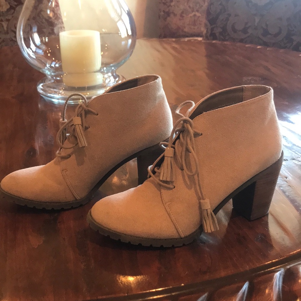 Restricted Women’s lace up bootie